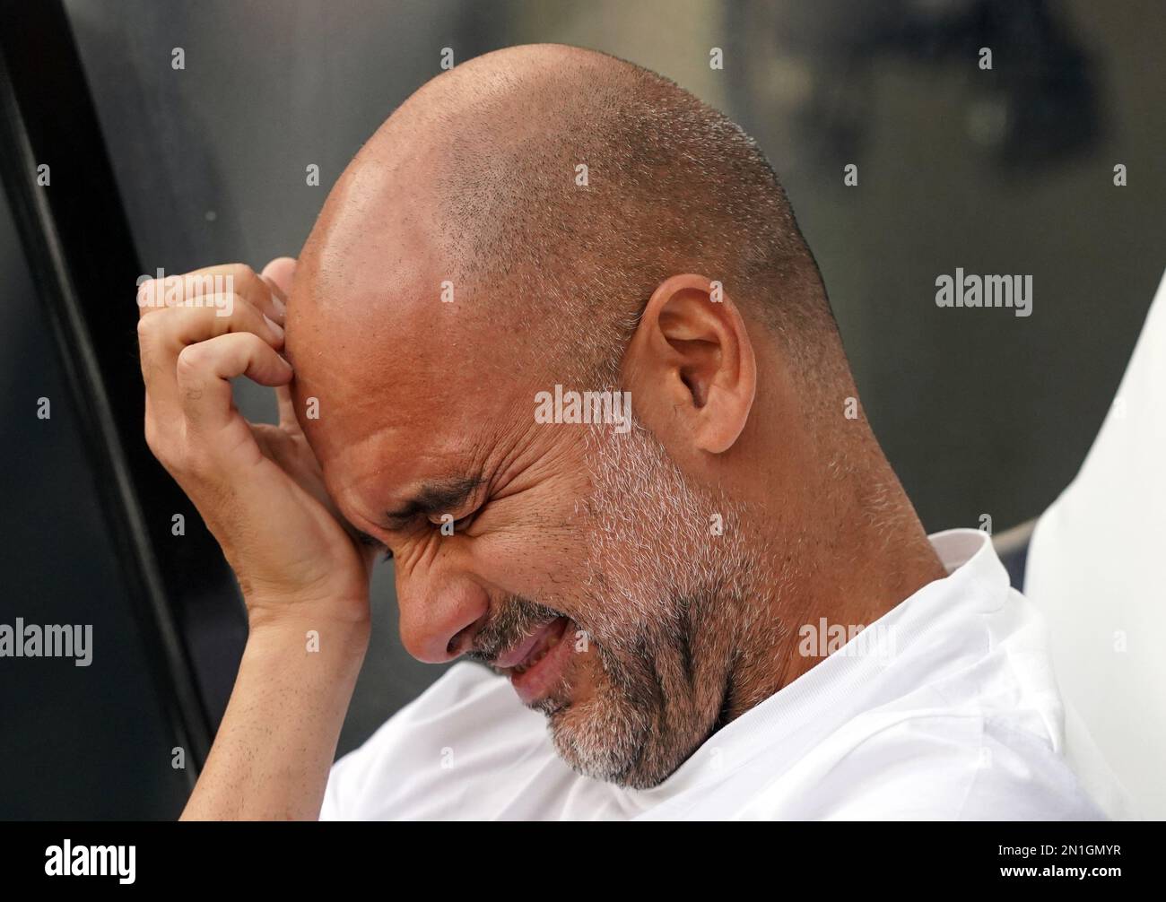 Photo du dossier datée du 21-08-2022, du directeur de Manchester City, PEP Guardiola. La ville de Manchester pourrait être ancrée dans des points ou même expulsée de la Premier League si plus de 100 violations présumées des règles annoncées lundi sont prouvées. La Premier League a publié sur son site Internet une déclaration annonçant que le club – qui a remporté la compétition six fois depuis 2011 – avait été renvoyé à une commission indépendante à l’égard d’une série de violations présumées des règles relatives aux finances du club. Date de publication : lundi 6 février 2023. Banque D'Images