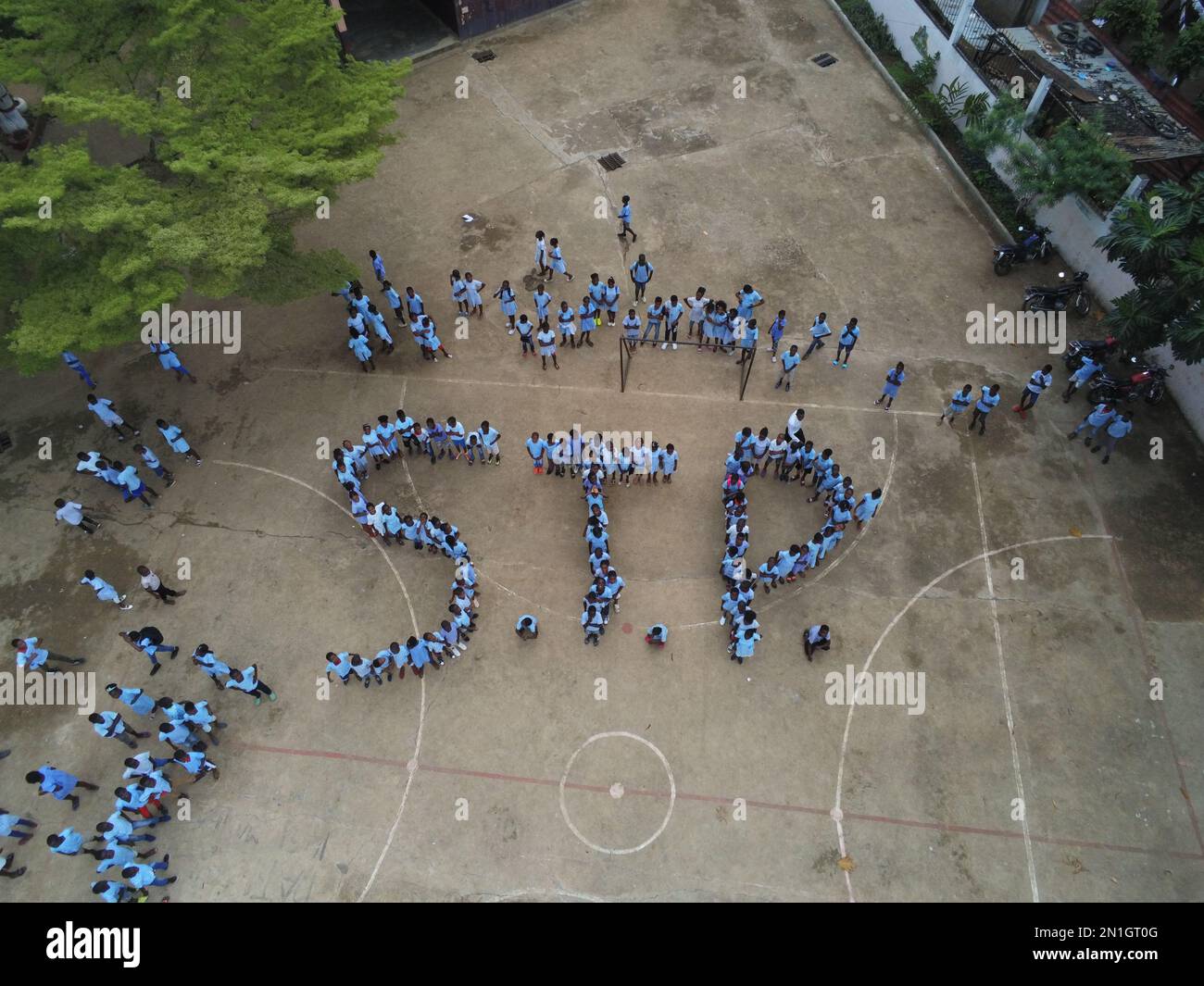 Image aérienne des enfants d'une école faisant les initiales de leur pays STP - Sao Tomé-et-principe,Afrique Banque D'Images