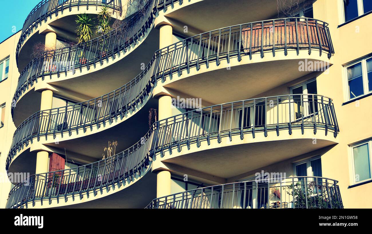 Vue sur l'extérieur architectural d'un immeuble résidentiel avec façade en brique. Immeuble moderne en brique avec façade rouge. Style rétro Banque D'Images