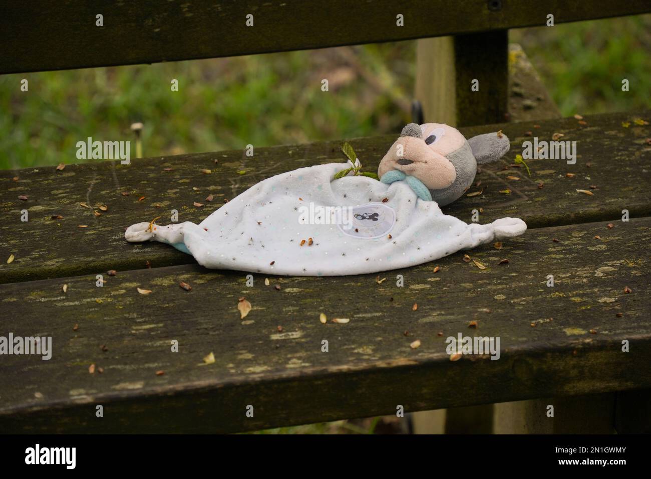 Jouet souris Micky laissé par l'enfant sur le banc, Espagne. Banque D'Images