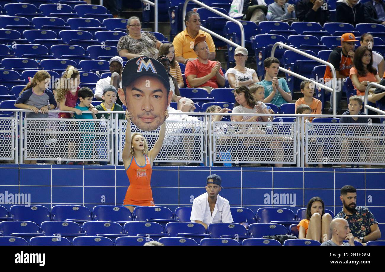 A member of the Miami Marlins Energy Team holds up a photo of Ichiro Suzuki, of Japan, during the ninth inning of a baseball game against the Milwaukee Brewers, Monday, Sept. 7, 2015, in Miami. The Brewers defeated the Marlins 9-1. (AP Photo/Wilfredo Lee) Banque D'Images