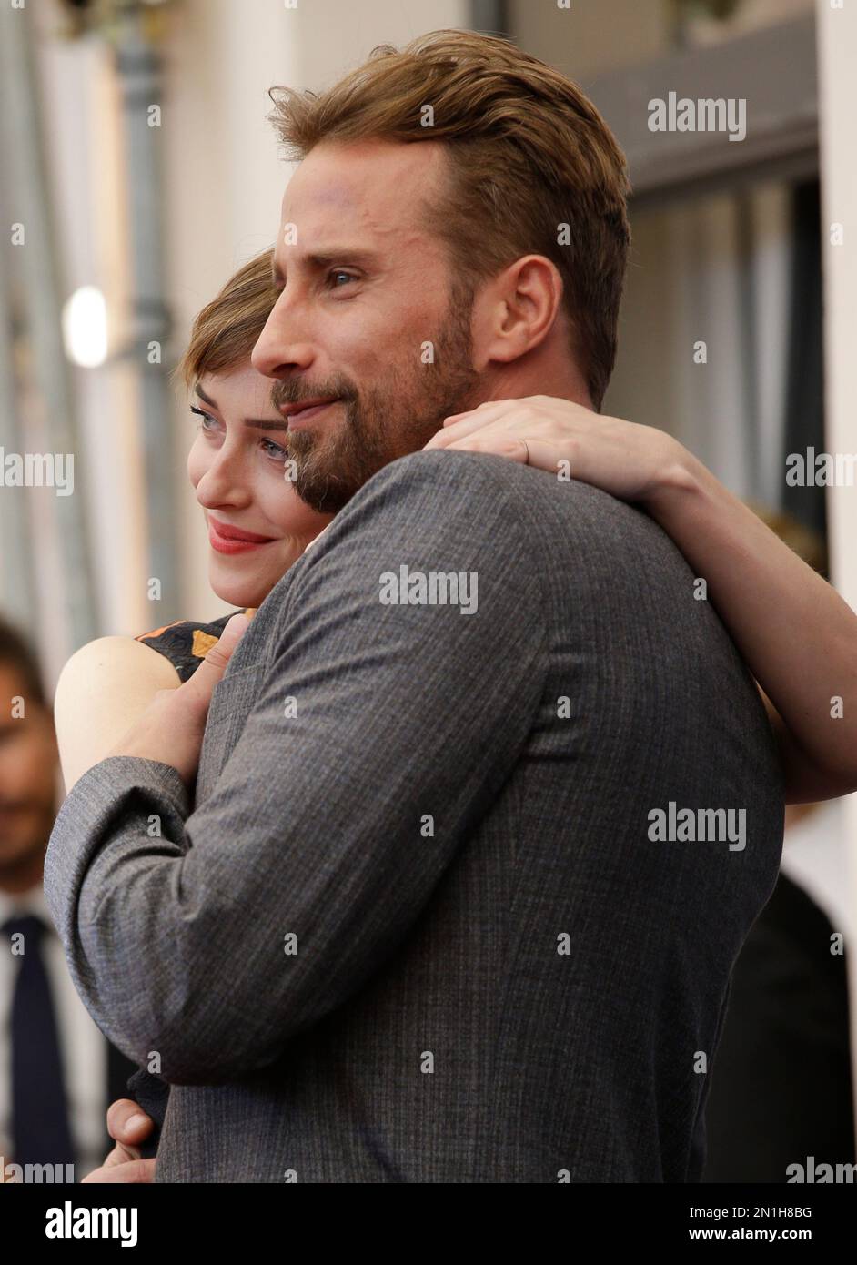 Actors Dakota Johnson, left, and Matthias Schoenaerts pose for photographers during the photo call of the movie A Bigger Splash, at the 72nd edition of the Venice Film Festival in Venice, Italy, Sunday, Sept. 6, 2015. The 72nd edition of the festival runs until Sept. 12. (AP Photo/Andrew Medichini) Banque D'Images