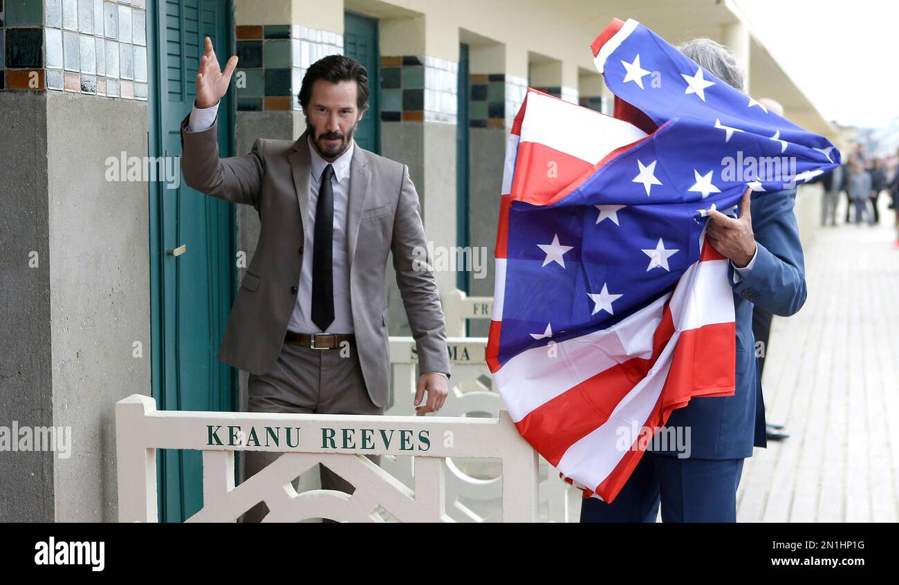 Canadian actor Keanu Reeves stands by a panel with his name, by the beach huts on the Deauville promenade, on the opening day of the 41st American Film Festival, Friday, Sept. 4 , 2015, in Deauville, Normandy, western France. (AP Photo/Lionel Cironneau) Banque D'Images
