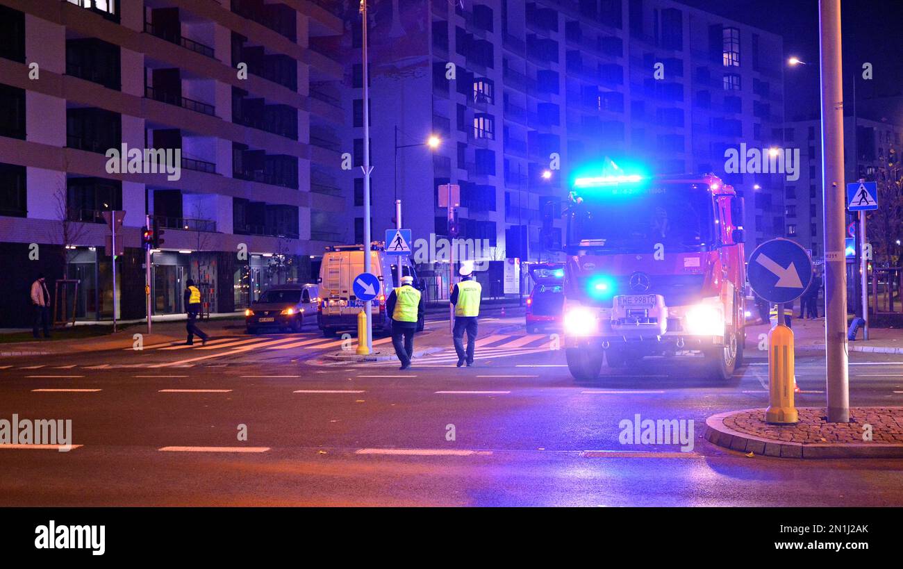 Varsovie, Pologne. 2 décembre 2020. Un service d'incendie examine une voiture en collision dans la rue après un accident de la route. Banque D'Images