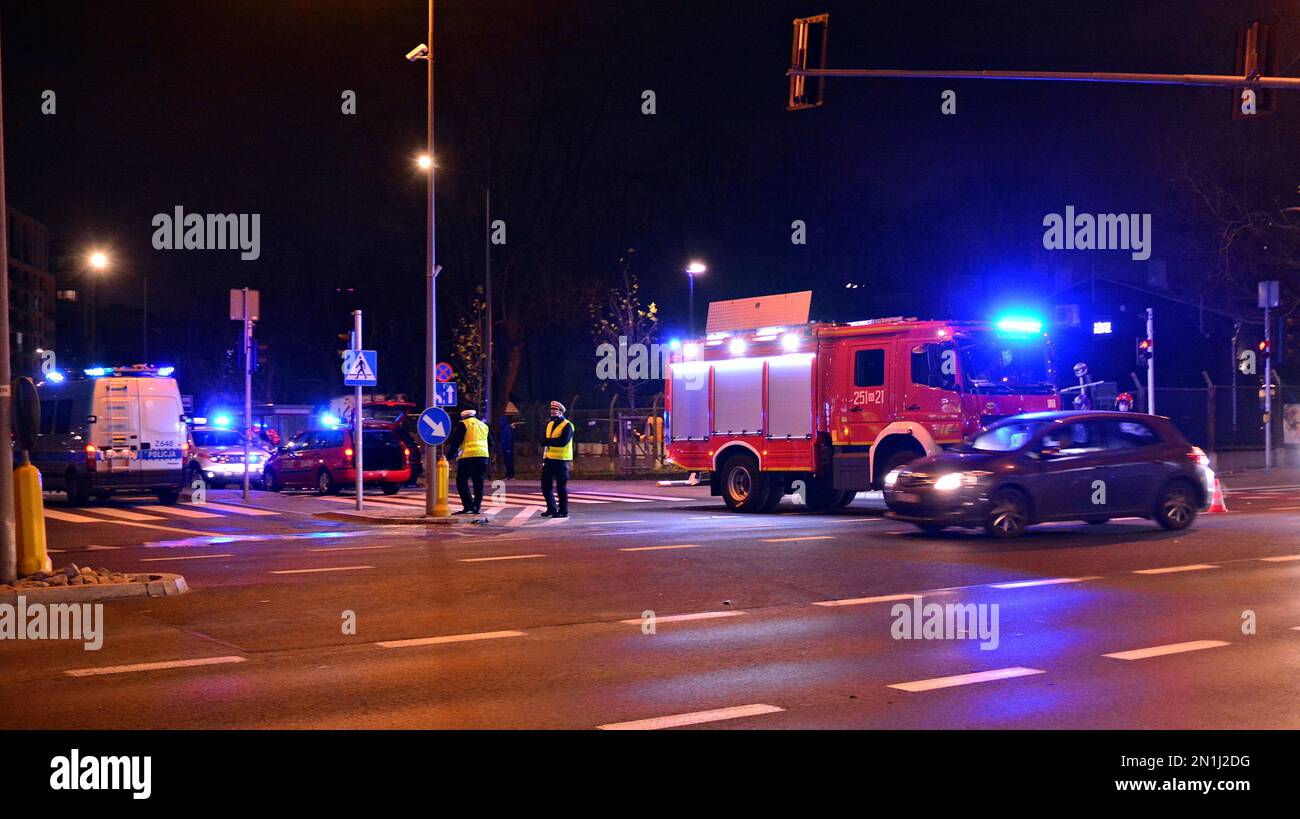 Varsovie, Pologne. 2 décembre 2020. Un service d'incendie examine une voiture en collision dans la rue après un accident de la route. Banque D'Images