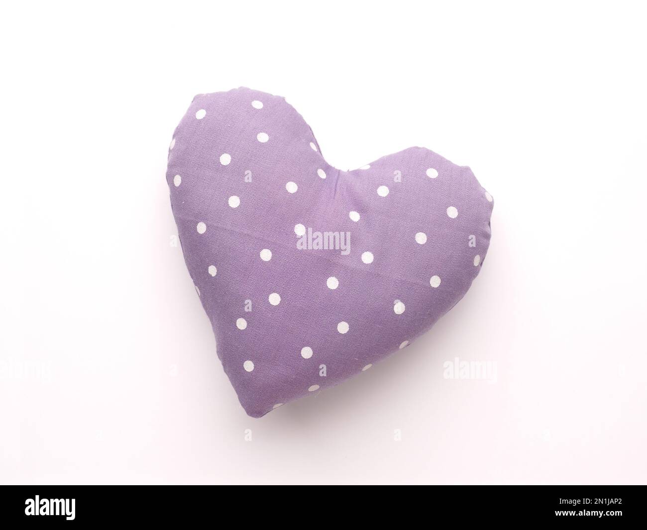 Tissu rose en pointillés forme de coeur, symbole d'amour, gros plan studio, Saint Valentin ou objet de mariage Banque D'Images