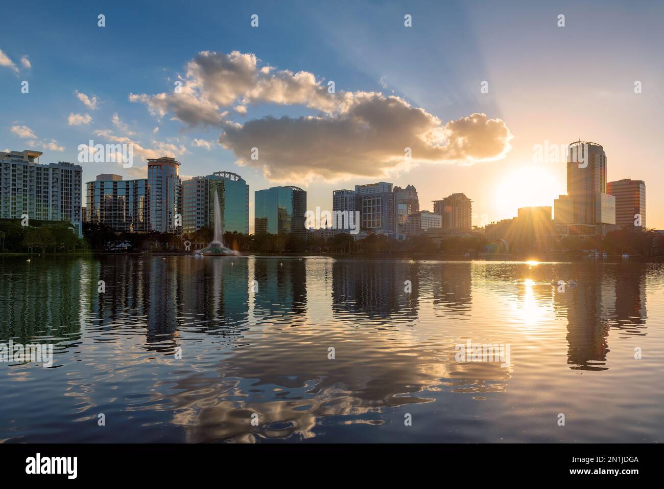 Magnifique coucher de soleil dans la ville d'Orlando dans le lac Eola avec fontaine, Orlando, Floride, États-Unis Banque D'Images