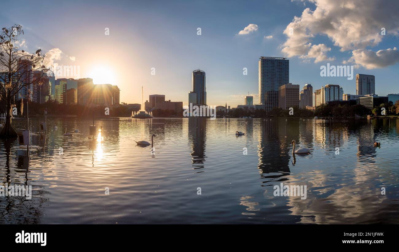 Magnifique coucher de soleil dans la ville d'Orlando dans le lac Eola avec fontaine, Orlando, Floride, États-Unis Banque D'Images