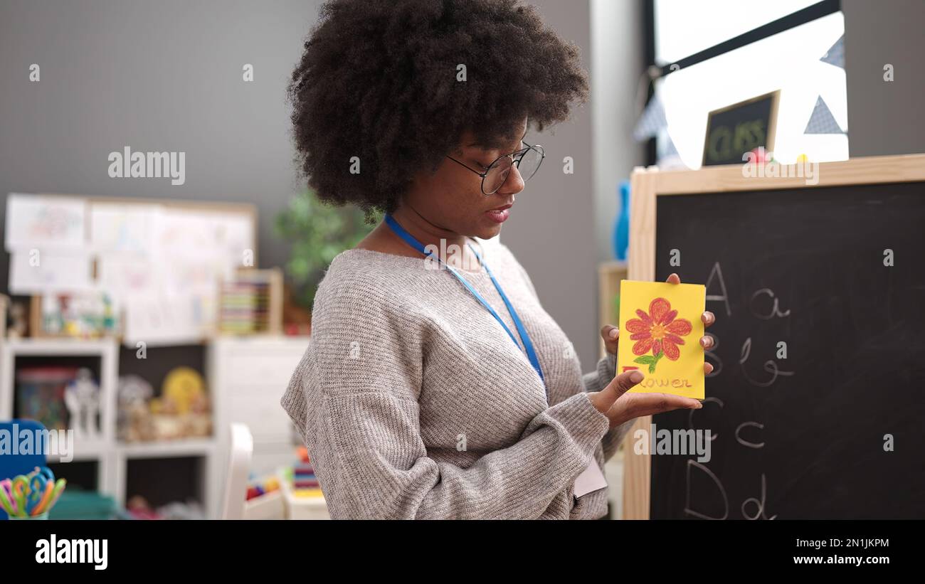 Femme afro-américaine enseignante maternelle ayant une leçon de vocabulaire à la maternelle Banque D'Images
