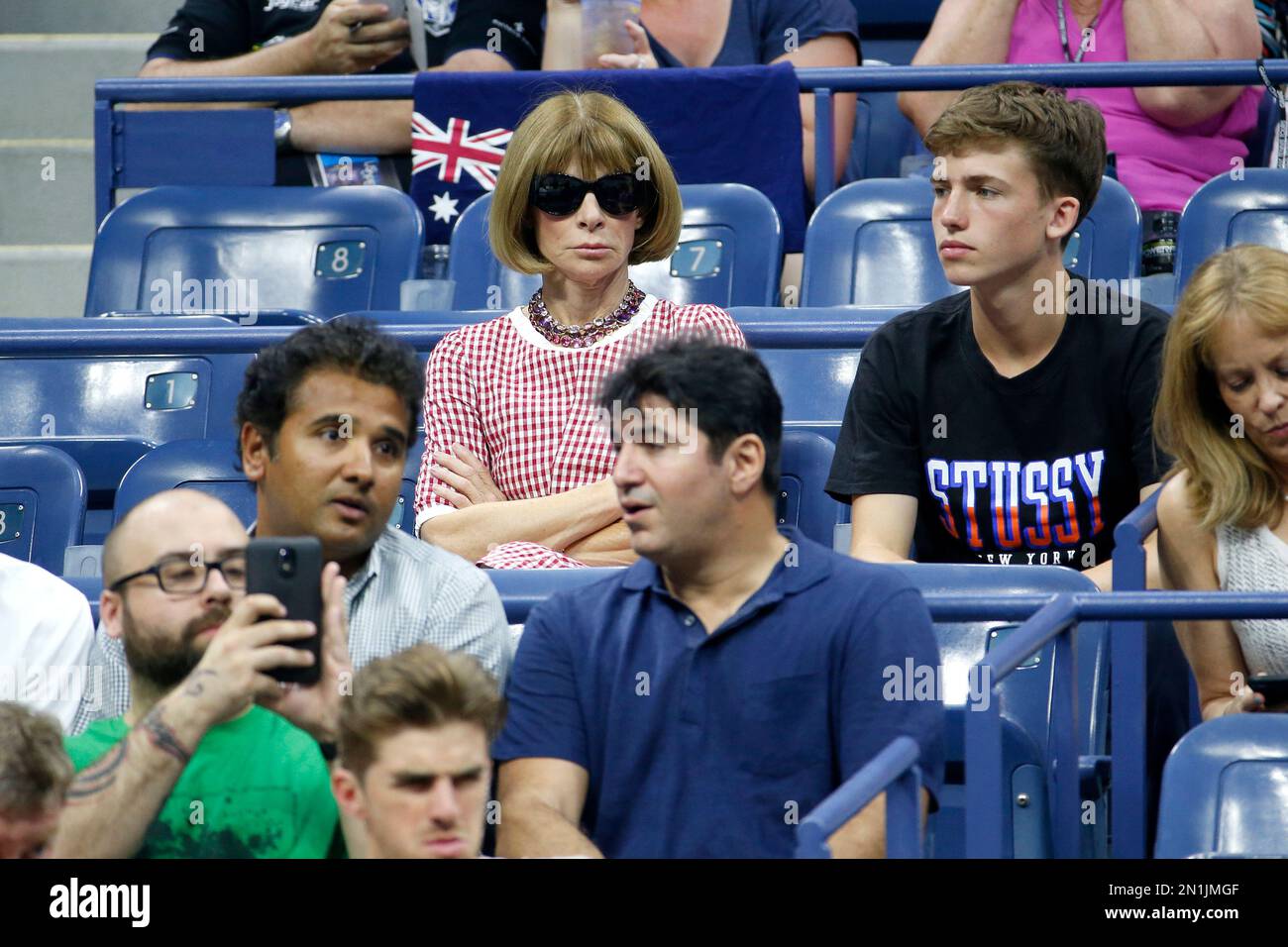 Anna Wintour, editor of Vogue magazine, watches play between Andy Murray, of Britain, and Nick Kyrgios, of Australia, during the first round of the U.S. Open tennis tournament in New York, Tuesday, Sept. 1, 2015. (AP Photo/Julio Cortez) Banque D'Images