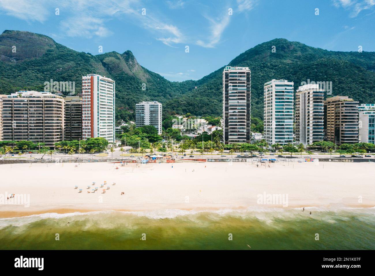 Vue aérienne sur les luxueux bâtiments résidentiels surplombant la plage de Sao Conrado à Rio de Janeiro, Brésil Banque D'Images