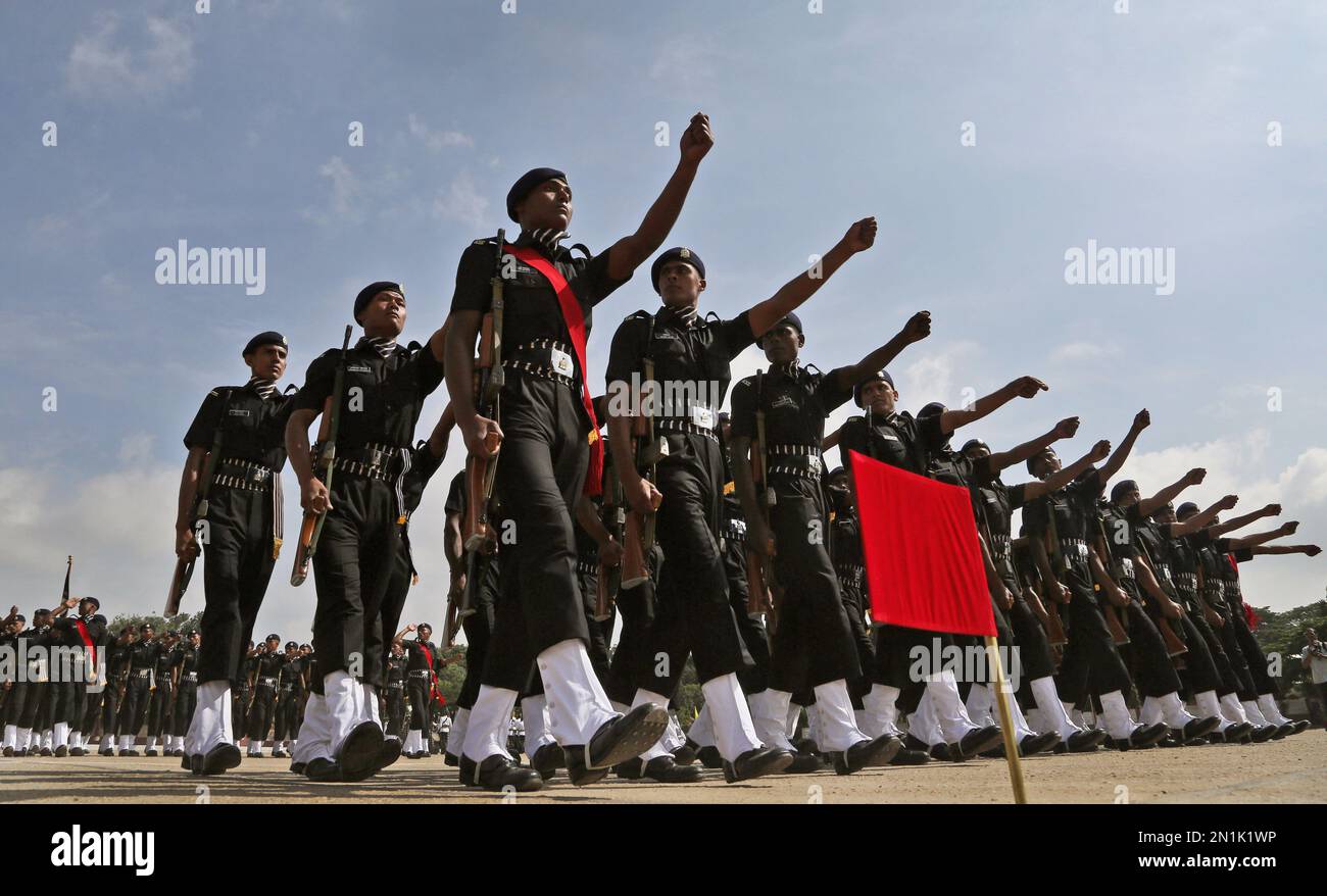 Newly inducted Indian army soldiers march during their passing-out parade ceremony in Bangalore, India, Monday, Aug. 31, 2015. A total of 251 recruits were inducted in the Indian army which is the world’s third largest army with more than 1.3 million active troops. (AP Photo/Aijaz Rahi) Banque D'Images