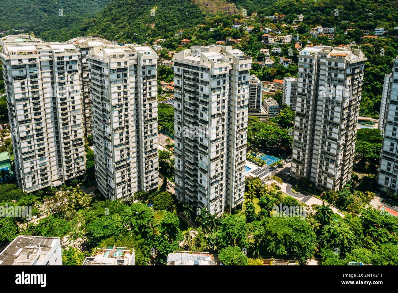 Vue aérienne sur les immeubles résidentiels luxueux de Sao Conrado, Rio de Janeiro, Brésil Banque D'Images
