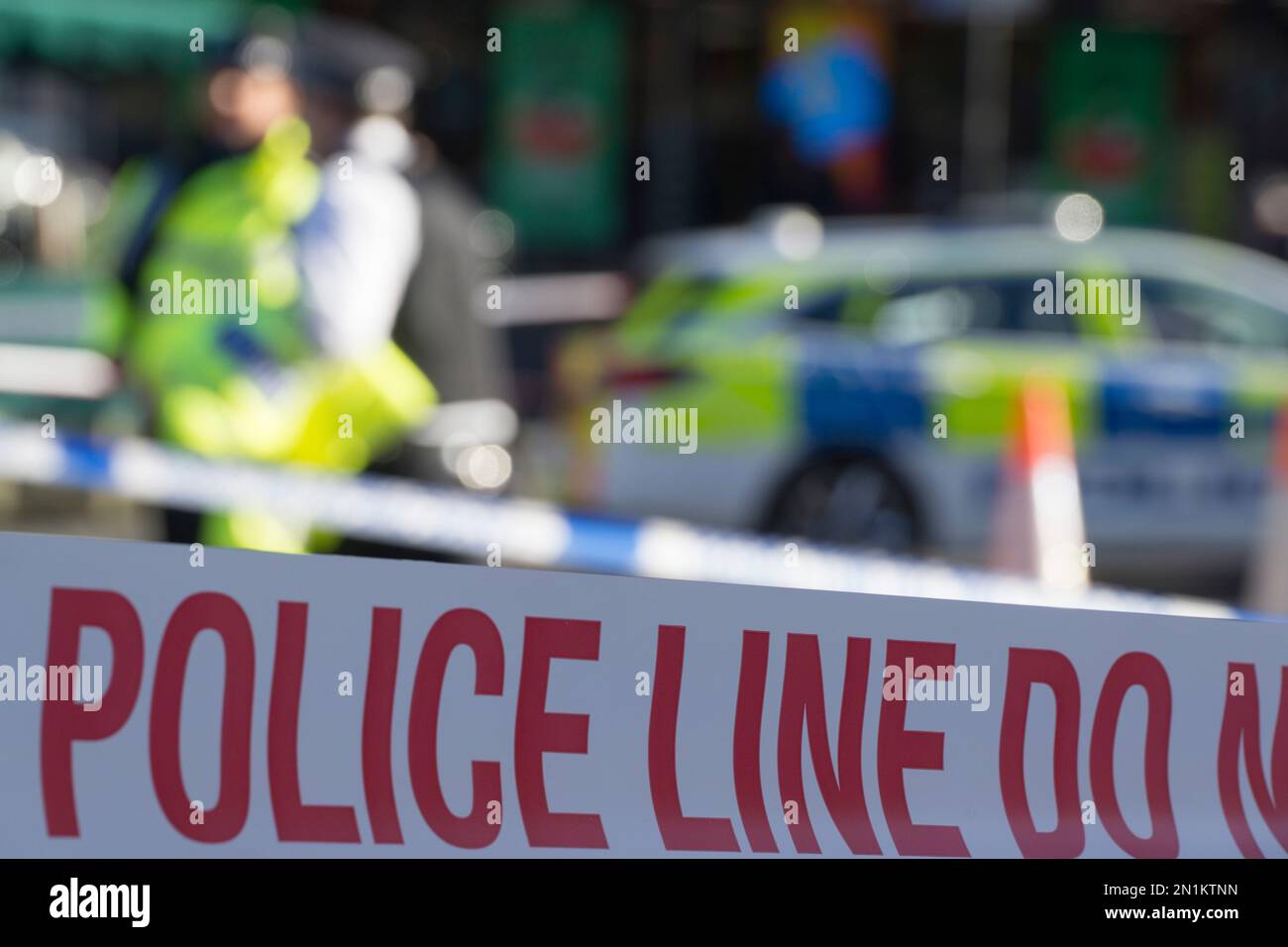 Londres, Royaume-Uni, 6 février 2022 : le centre de Brixton est fermé à la circulation après une mort piétonne à la jonction de Brixton Hill et Coldport Lane. Un camion HGV a frappé l'homme et ne s'est pas arrêté, mais a été plus tard appréhendé par la police. De nombreuses lignes de bus sont perturbées et un air calme et solennel envahit le chemin Brixton, normalement animé. La police a déclaré localement que les fermetures de routes étaient peu susceptibles d'être autorisées avant 6pm. Anna Watson/Alay Live News Banque D'Images