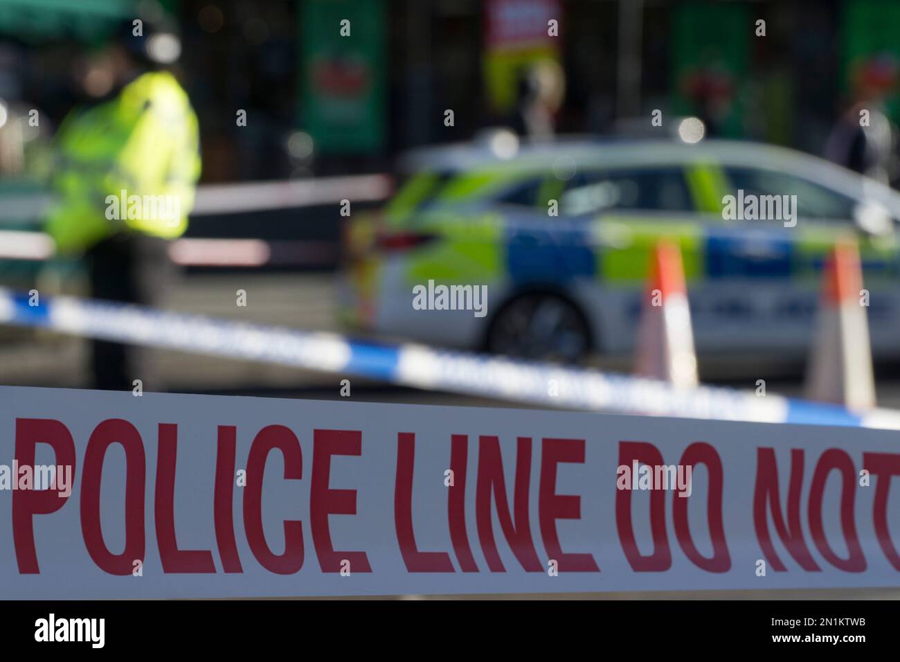 Londres, Royaume-Uni, 6 février 2022 : le centre de Brixton est fermé à la circulation après une mort piétonne à la jonction de Brixton Hill et Coldport Lane. Un camion HGV a frappé l'homme et ne s'est pas arrêté, mais a été plus tard appréhendé par la police. De nombreuses lignes de bus sont perturbées et un air calme et solennel envahit le chemin Brixton, normalement animé. La police a déclaré localement que les fermetures de routes étaient peu susceptibles d'être autorisées avant 6pm. Anna Watson/Alay Live News Banque D'Images