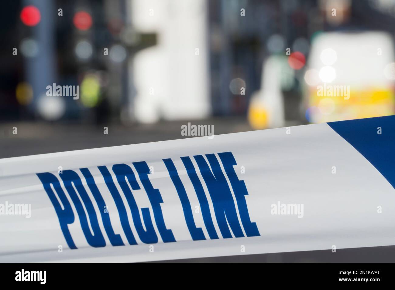 Londres, Royaume-Uni, 6 février 2022 : le centre de Brixton est fermé à la circulation après une mort piétonne à la jonction de Brixton Hill et Coldport Lane. Un camion HGV a frappé l'homme et ne s'est pas arrêté, mais a été plus tard appréhendé par la police. De nombreuses lignes de bus sont perturbées et un air calme et solennel envahit le chemin Brixton, normalement animé. La police a déclaré localement que les fermetures de routes étaient peu susceptibles d'être autorisées avant 6pm. Anna Watson/Alay Live News Banque D'Images