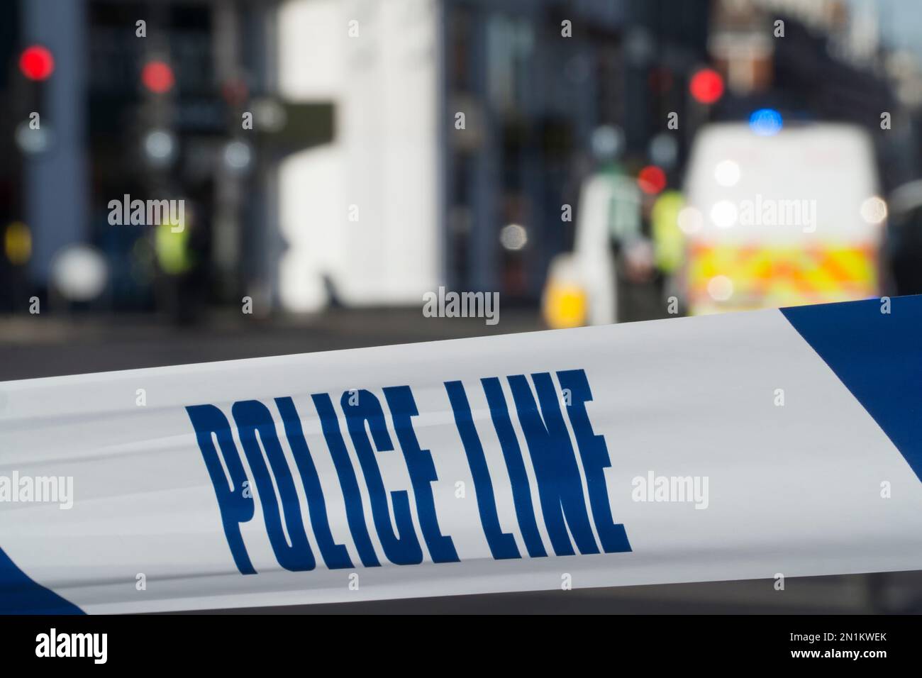 Londres, Royaume-Uni, 6 février 2022 : le centre de Brixton est fermé à la circulation après une mort piétonne à la jonction de Brixton Hill et Coldport Lane. Un camion HGV a frappé l'homme et ne s'est pas arrêté, mais a été plus tard appréhendé par la police. De nombreuses lignes de bus sont perturbées et un air calme et solennel envahit le chemin Brixton, normalement animé. La police a déclaré localement que les fermetures de routes étaient peu susceptibles d'être autorisées avant 6pm. Anna Watson/Alay Live News Banque D'Images