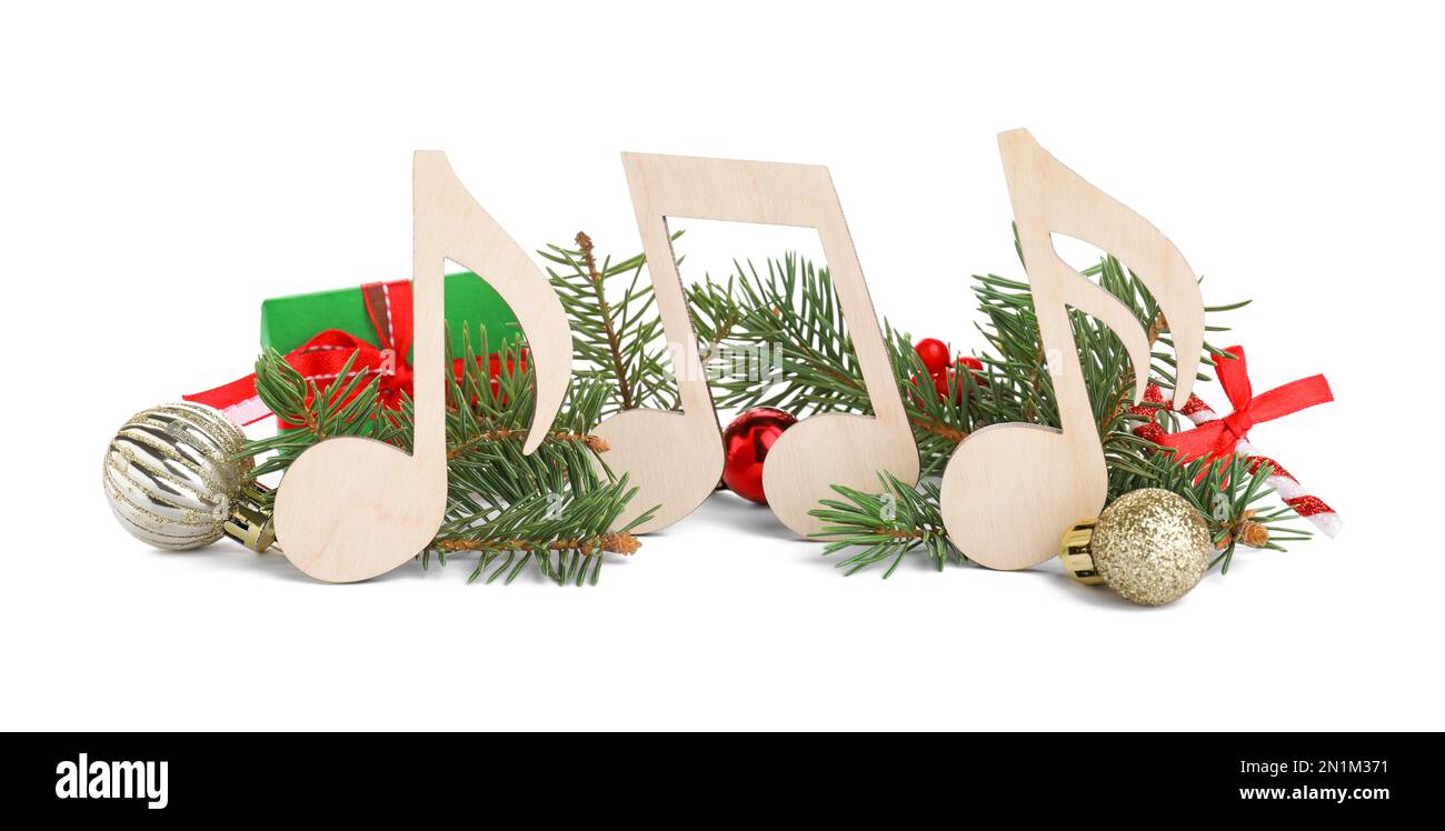 Notes de musique en bois avec branches de sapin et décoration de Noël sur fond blanc Banque D'Images