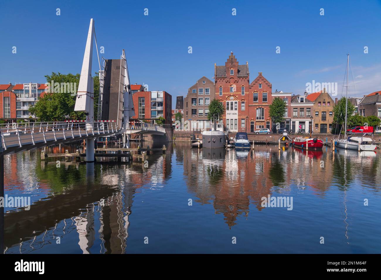 Hollande, Rotterdam, le double pont-levis connu sous le nom de pont VOC à travers l'Achterhaven avec le bâtiment Piet hein nommé d'après un navigateur de 16th siècle né localement. Banque D'Images