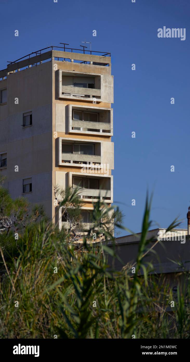 Architecture géométrique moderniste d'un hôtel abandonné à Varosha, Famagousta à Chypre. Banque D'Images