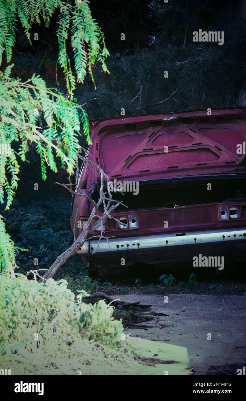 Épave de voiture abandonnée dans les rues de Varosha, Famagusta à Chypre. Banque D'Images
