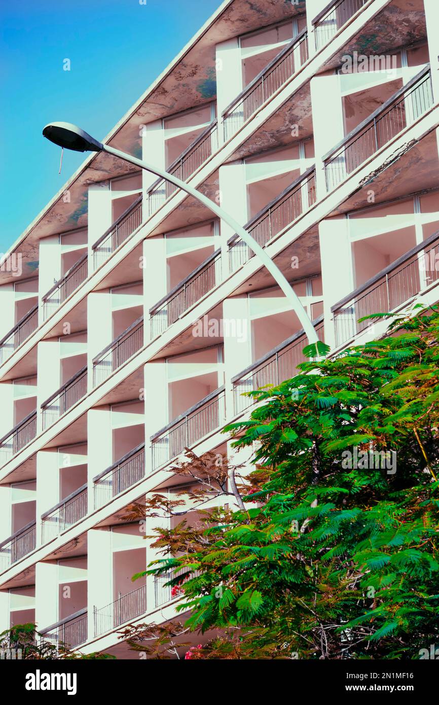 Façade d'un hôtel de luxe abandonné à Varosha, Famagousta, Chypre du Nord. Il y a des signes de pourriture visibles sur les murs et le plafond. Banque D'Images
