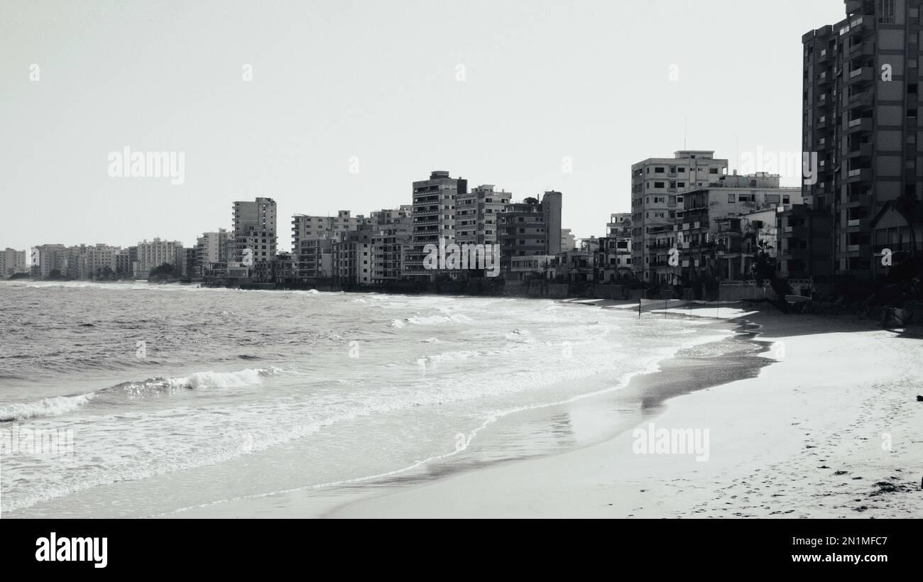 Un paysage urbain d'un ancien complexe hôtelier de luxe abandonné sur la plage dans le nord de Chypre Banque D'Images