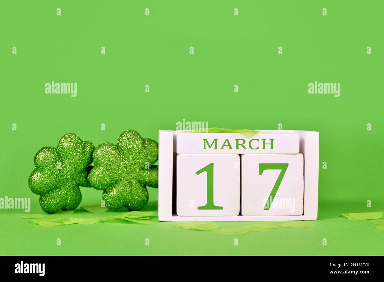 St. Calendrier des fêtes de la fête de Patrick date 17 mars avec des shamrogs sur fond vert avec espace de copie Banque D'Images
