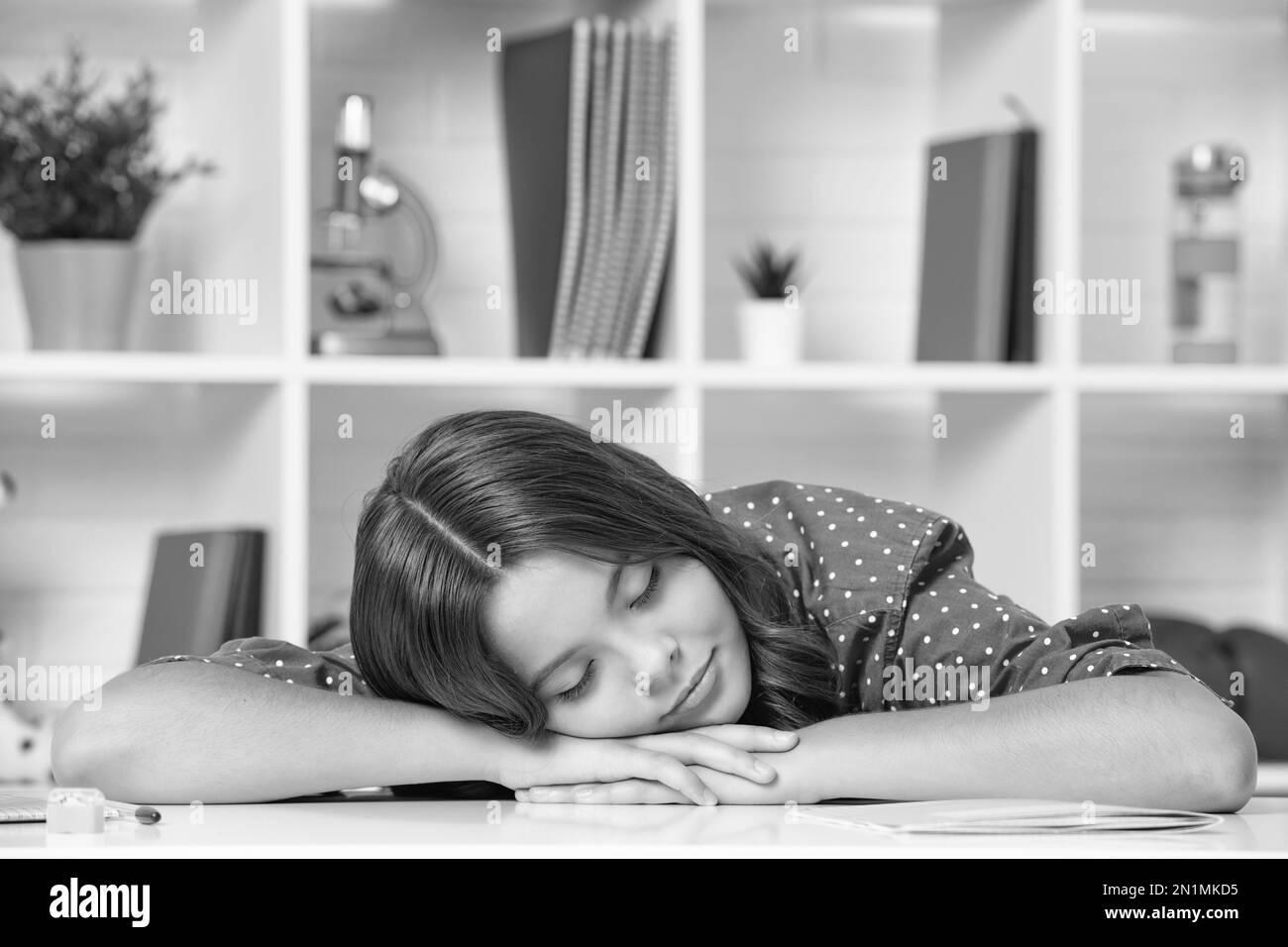 Retour à l'école. Adolescente fatiguée et ennuyée. Banque D'Images