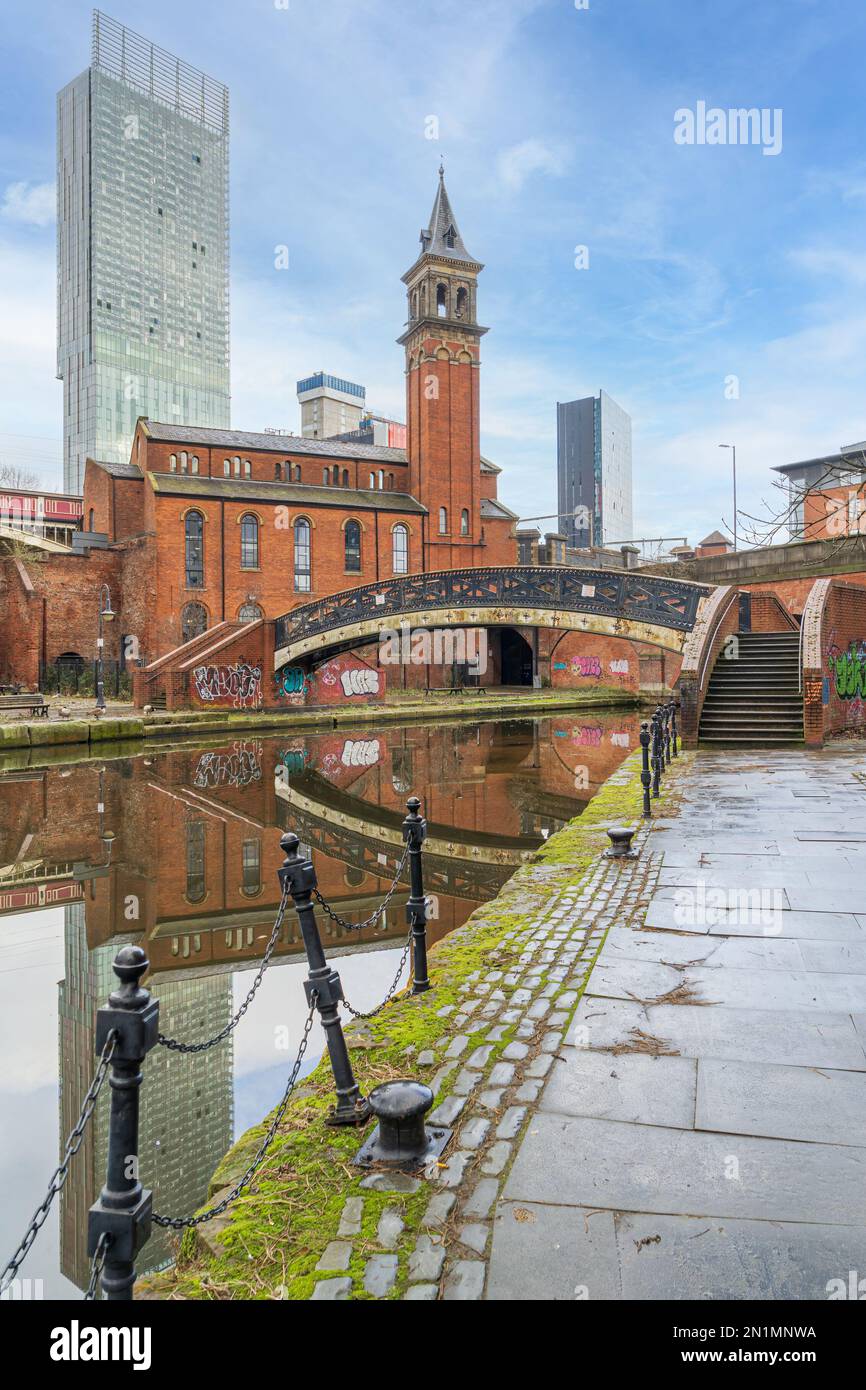 En regardant le long de la piste de remorquage sur le canal Rochdale vers la tour Beetdam Banque D'Images