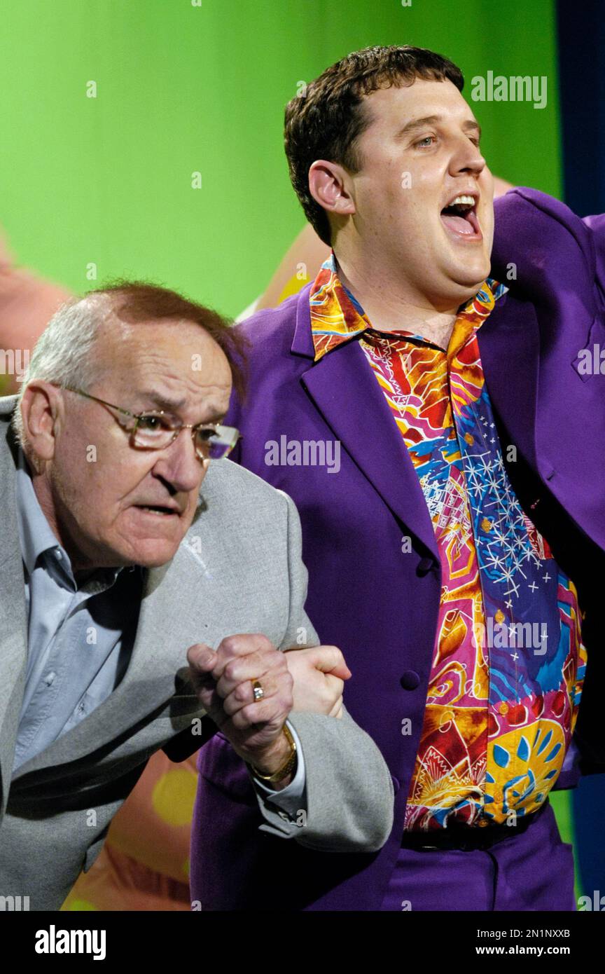 Peter Kay photographié avec Jim Bowen lors du tournage vidéo de Comic reliefe 'Amarillo' 2005 à Londres. Banque D'Images