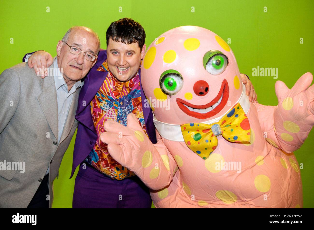 Peter Kay avec Jim Bowen et M. Blobby lors du tournage de la vidéo Comic relief 'Amarillo' 2005 à Londres. Banque D'Images