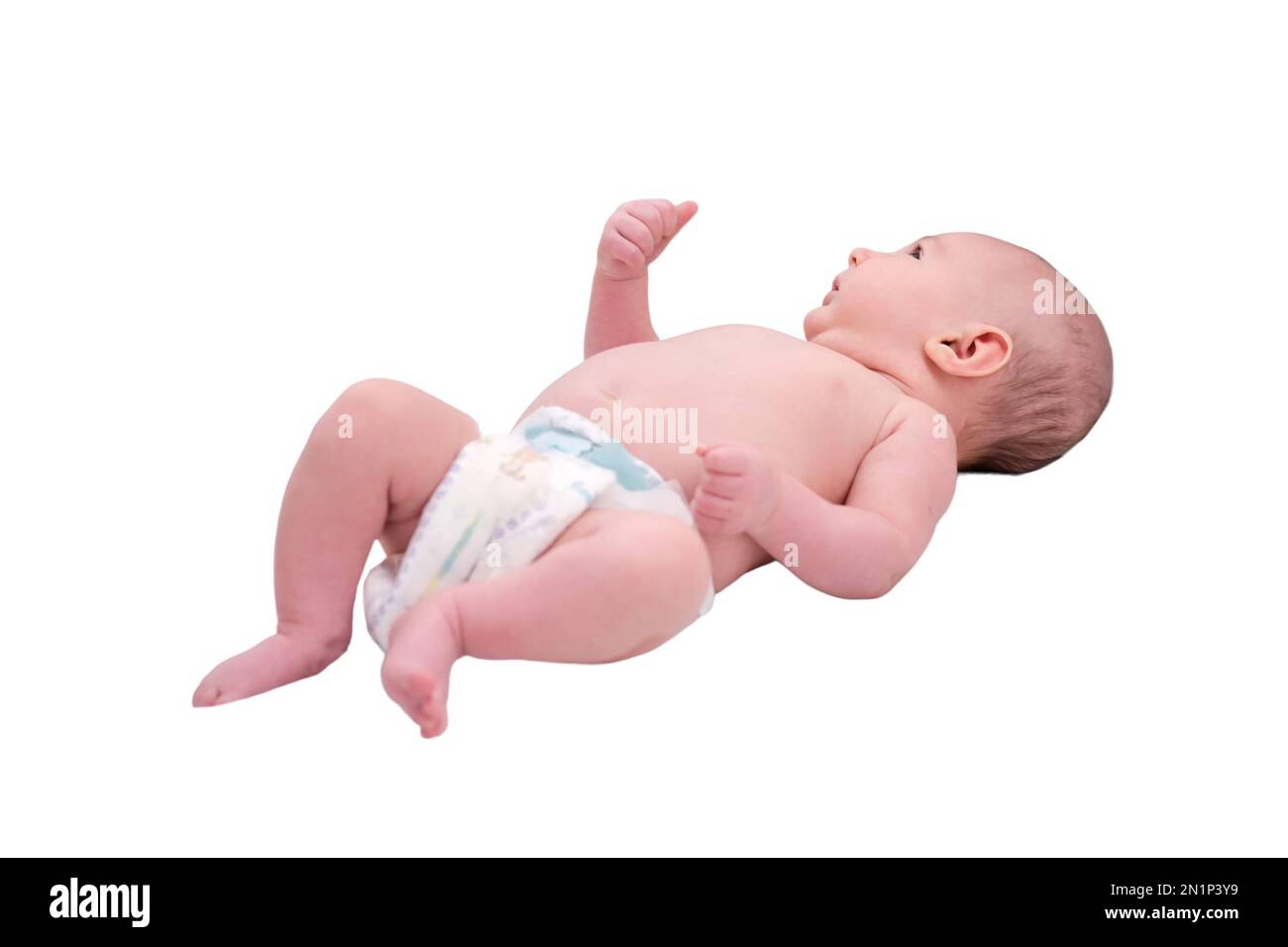 Bébé garçon repose dans une couche sur la table à langer, isolée sur un fond blanc. Enfant heureux changer de vêtements. Enfant âgé de deux mois Banque D'Images