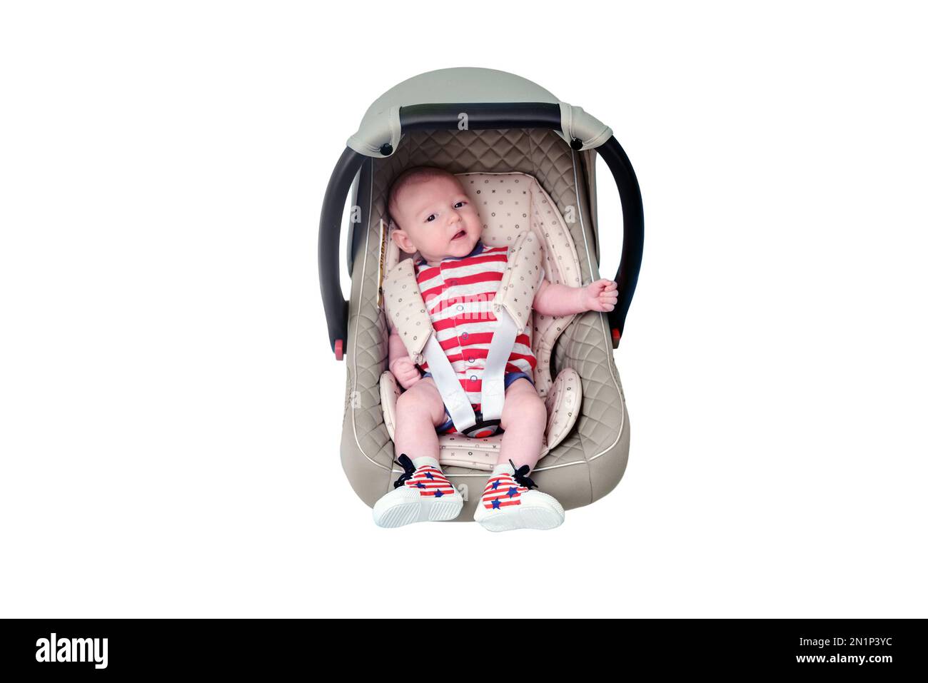 Bébé dans un siège d'auto pour bébé sur fond bleu studio, isolé sur fond  blanc. Enfant dans les vêtements du drapeau américain rouge et blanc.  Enfant de deux mois Photo Stock -