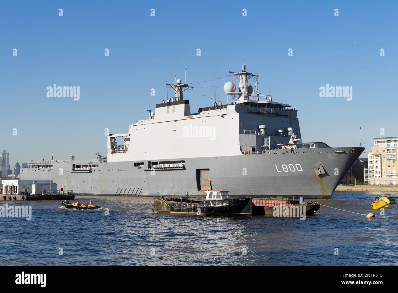 Londres, Royaume-Uni. 6th février 2023. Navire de guerre de la marine néerlandaise HNLMS Rotterdam quittant Greenwich après une journée de visite au large de la Tamise à Londres Greenwich. C'est un navire de guerre amphibie de la Royal Netherlands Navy. Crédit : glosszoom/Alamy Live News Banque D'Images