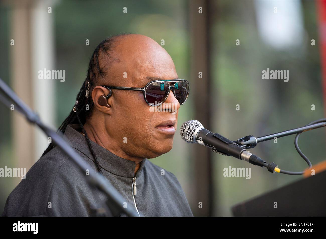 Musician Stevie Wonder performs during a free pop-up concert Monday, Aug. 17, 2015, outside City Hall in Philadelphia. The concert is part of a news conference promoting Wonder's “Songs in the Key of Life Performance” tour. (AP Photo/Matt Rourke) Banque D'Images