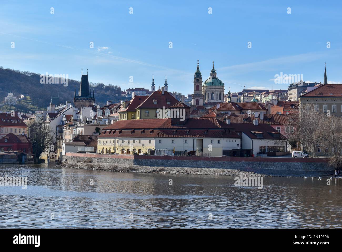 Le célèbre pont Charles de Prague (Karluv Most) et la tour du pont de la vieille ville au coucher du soleil, en Tchéquie. Banque D'Images
