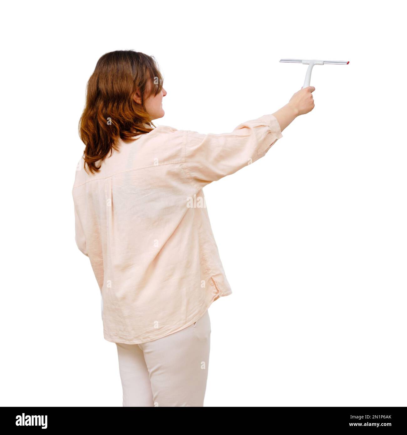 Une femme adulte lave la fenêtre avec un grattoir lors du nettoyage de la maison salon, isolé sur un fond blanc Banque D'Images