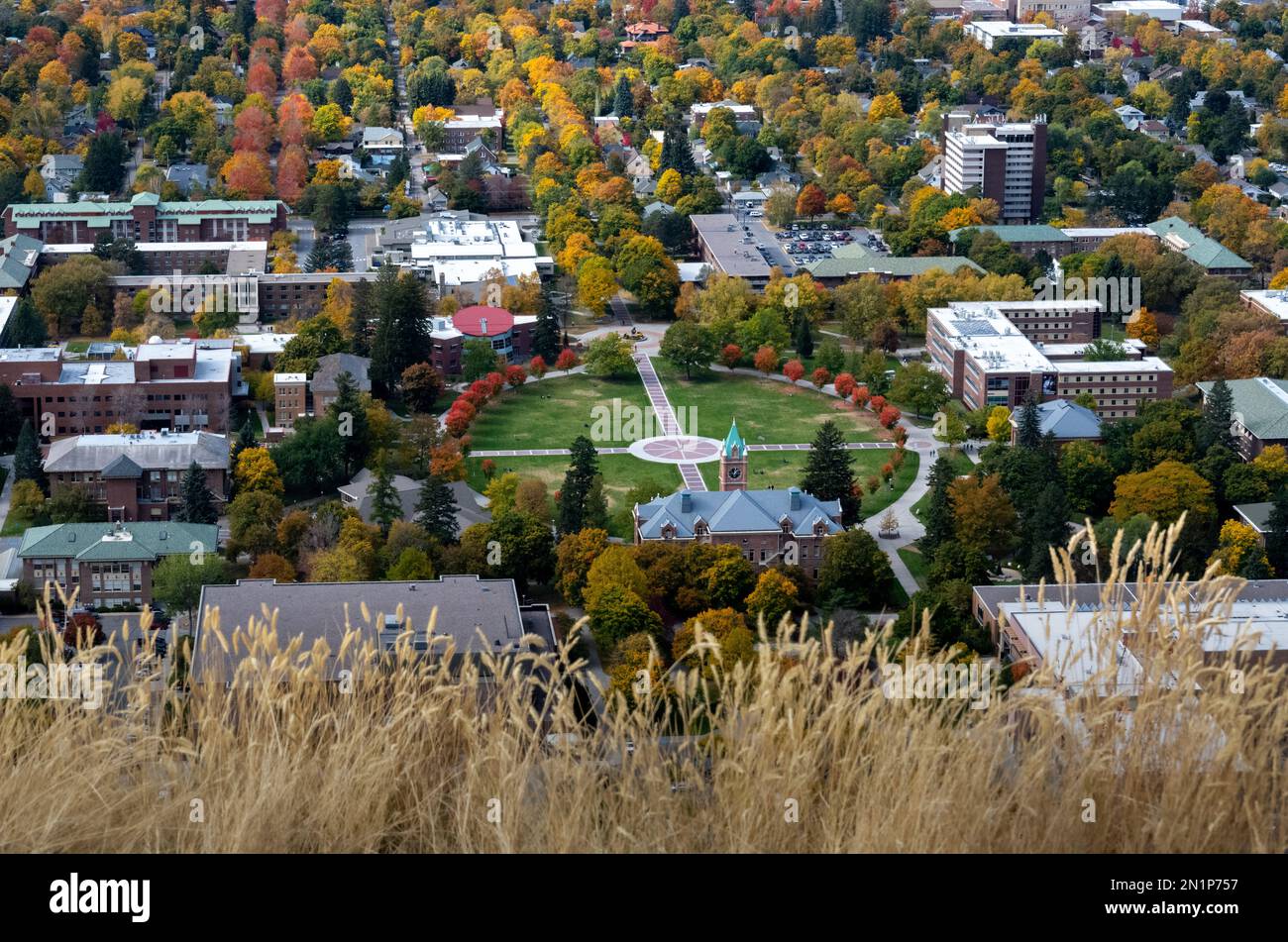 Vue sur l'UM, y compris le clocher depuis le mont Sentinel à Missoula, Montana Banque D'Images