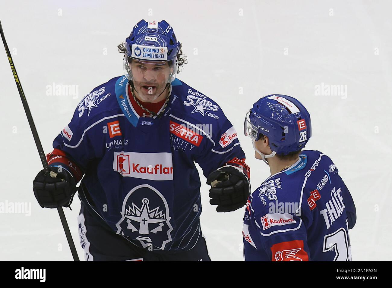 Jaromir Jagr, qui aura 51 ans le 15 février, a de nouveau marqué dans la première ligue tchèque pour son club local tchèque Kladno Knights, République Tchèque, le dimanche 5 février 2023 dans une perte de 5-4 loin à Trinec. La grève a porté son compte global à 1 099, un de plus que Wayne Gretzky, en haut d'une table de notation des buts des ligues de haut niveau et des tournois internationaux bien que certaines des compétitions soient difficiles à comparer. En photo Jaromir Jagr (à gauche) a obtenu des scores pendant le match les chevaliers de Kladno contre Trinec à Trinec, République Tchèque, 5 février 2023. (CTK photo/Petr Sznapka) Banque D'Images