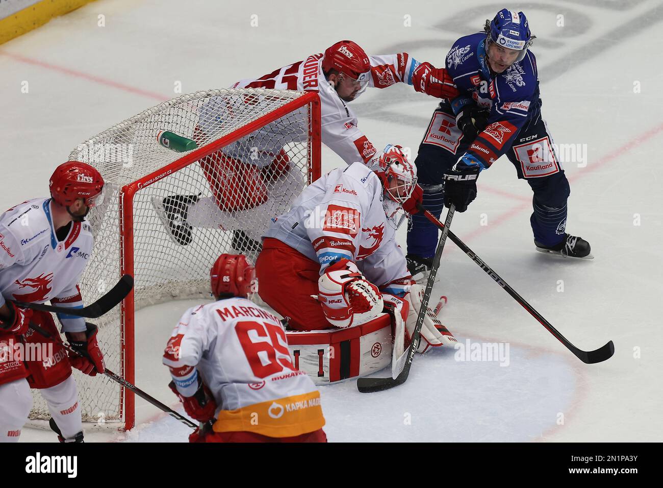 Trinec, République tchèque. 05th févr. 2023. Utkani 45. kolo hokejove extraligy: HC Ocelari Trinec - Rytiri Kladno, 5. Unora 2023, Trinec. Jaromir Jagr (vpravo) z Kladna stri ctvrtou branku hostujiciho celku. Zleva Martin Marincon z Trince, Tomas Marcinko z Trince, brankar Trince Marek Mazanec, Milan Doudera z Trince. JAGR vstrelil 1099. Branku v souctu tref ze svetovych soutezi a narodniho muzstva a osamostatnil se v cele tabuky, ktere doposud vladl spolecne s Waynem Gretzkym. Banque D'Images