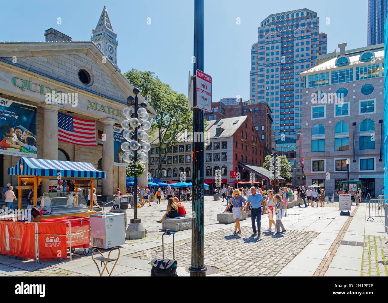 Boston Financial District: Coloré 75 State Street, vu ici de Faneuil Hall Square, est un gratte-ciel art déco moderne (1988). Banque D'Images