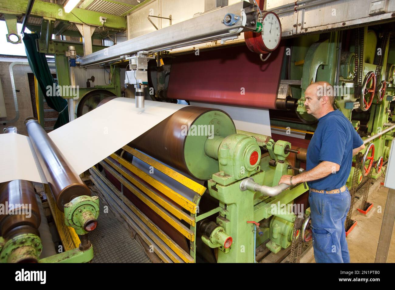 Pays-Bas, Heelsum.worker vérifie la machine à sec dans l'usine de papier Banque D'Images