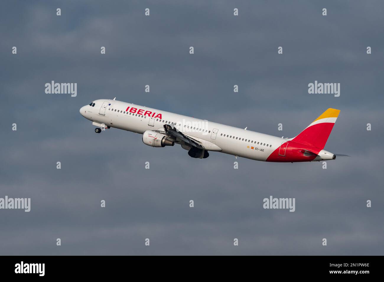 Zurich, Suisse, 20 janvier, 2023 Iberia Airbus A321-212 décollage de la piste 28 Banque D'Images