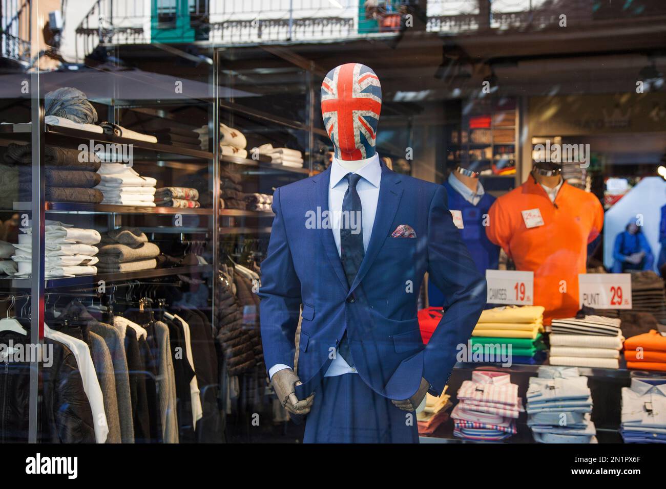 Espagne, une boutique de vêtements à Gérone montre un costume sur un mannequin mannequin avec un drapeau anglais ou d'amulette comme visage. Banque D'Images