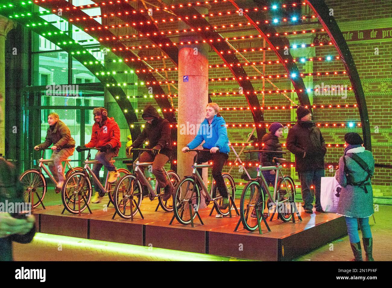 Pays-Bas, Amsterdam, cinq vélos produisent de l'électricité tout en faisant du vélo et les lumières s'allument. Banque D'Images