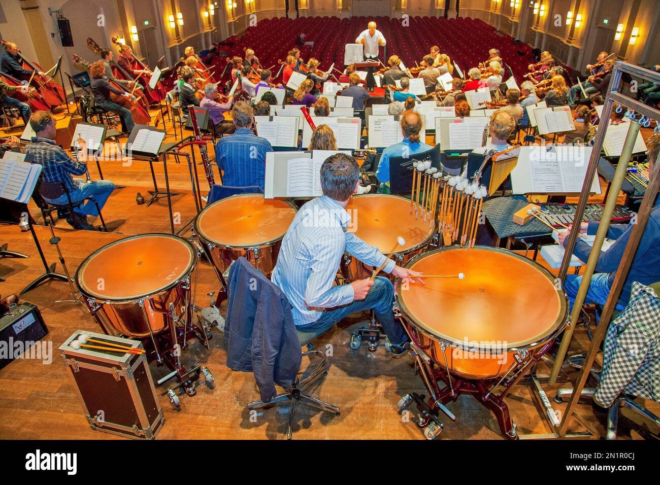 Pays-Bas, Arnhem. Répétition de l'orchestre de Gelders avec des kettledrums dans le dos. Banque D'Images