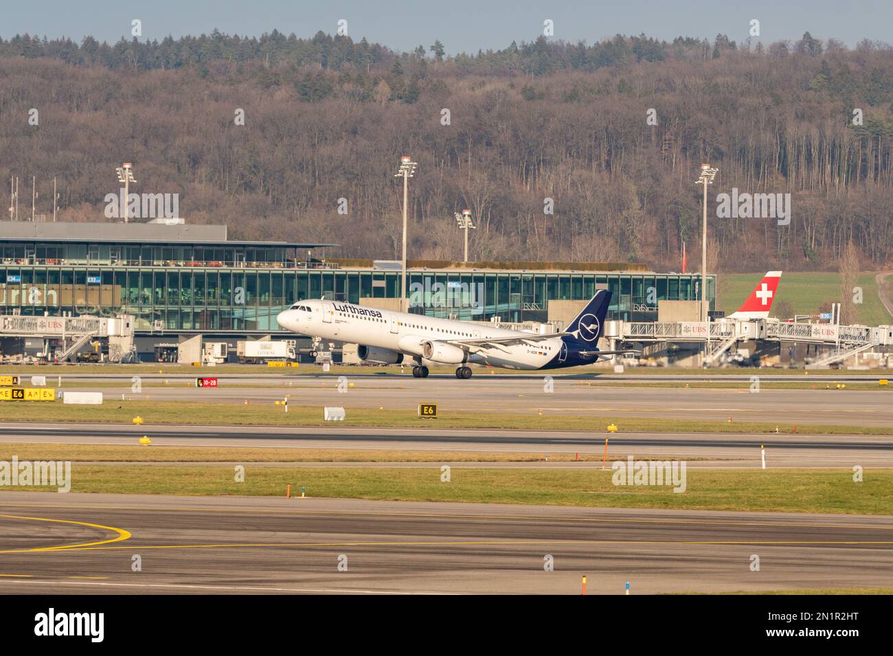 Zurich, Suisse, 20 janvier, 2023 décollage de l'Airbus A321-231 de Lufthansa de la piste 28 Banque D'Images