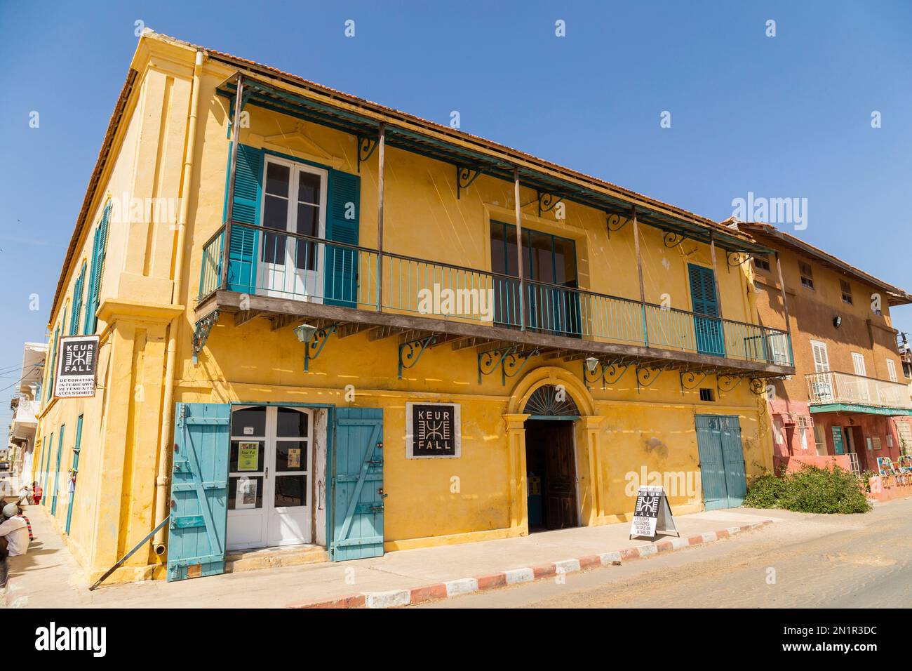 Dakar, Sénégal : 28 janvier 2019 : maisons coloniales sur le front de mer, île de Goree, Sénégal Banque D'Images