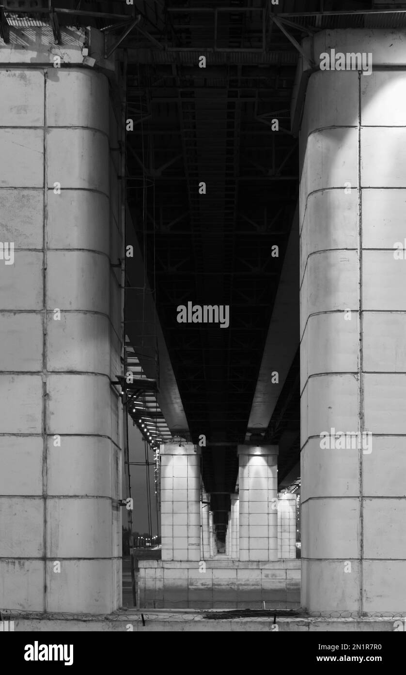 Nouveaux détails du pont, photo verticale en noir et blanc. Ce pont traverse le car régie de Barnaul, reliant le quartier central de la ville et la plate-forme Banque D'Images